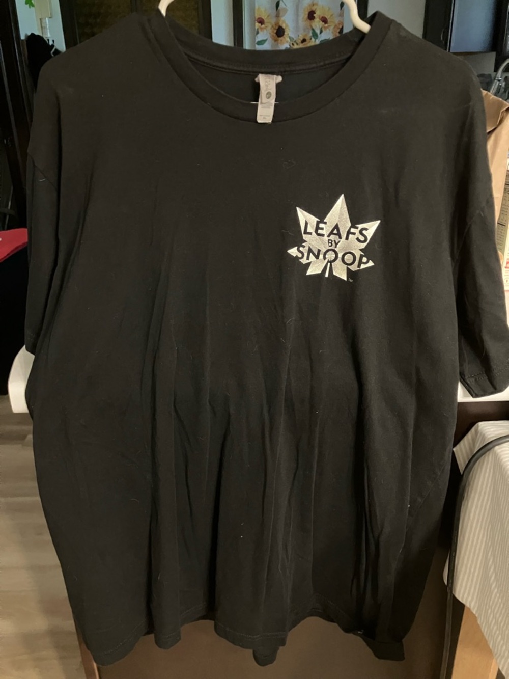 Black T-Shirt featuring Leafs by Snoop Brand Logo Size XL